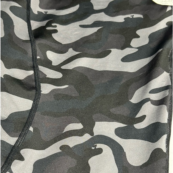 NWOT Vineyard Vines Reversible Camo Whale Leggings Size XL, 2 in 1 !! - Picture 3 of 4